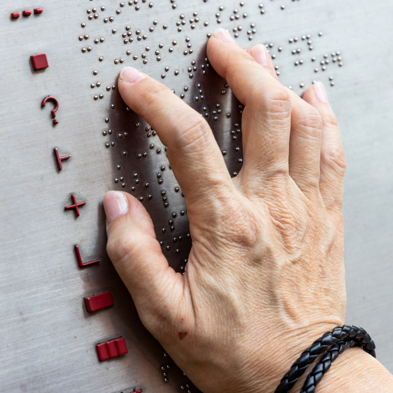 Quelqu'un qui utilise le braille / Someone using Braille